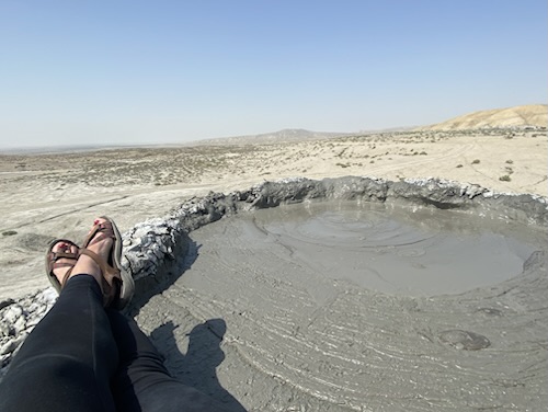 sárvulkánok bugyborékolnak Baku mellett