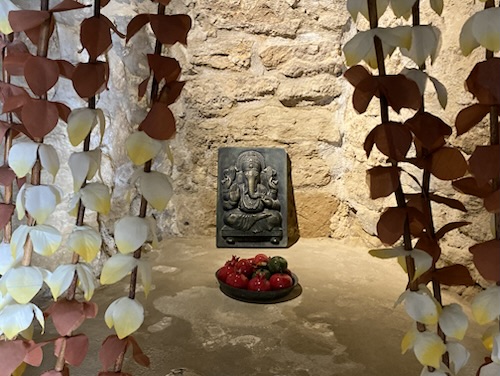 Tűz temploma lángoló tűzzel a közepén